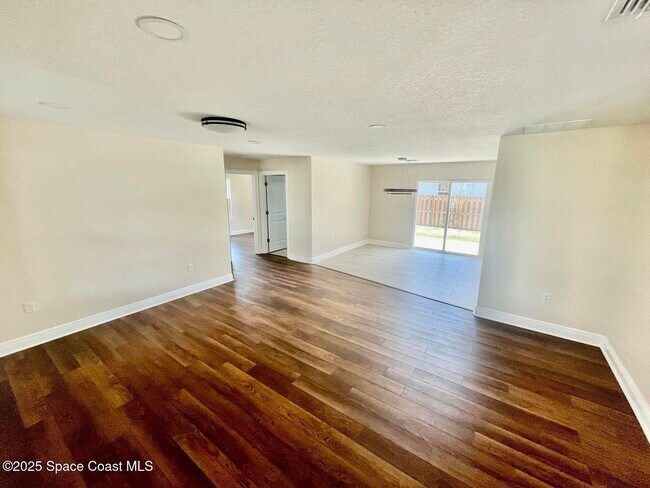 Foto del edificio - 6365 Homestead Ave