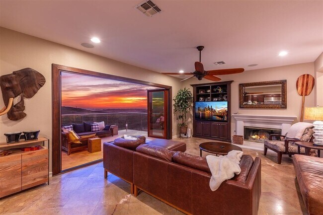 Foto del edificio - One of Kind Executive Home, Available Augu...