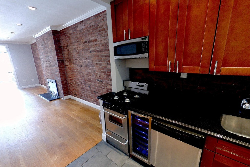 Primary Photo - 102 E 7th St