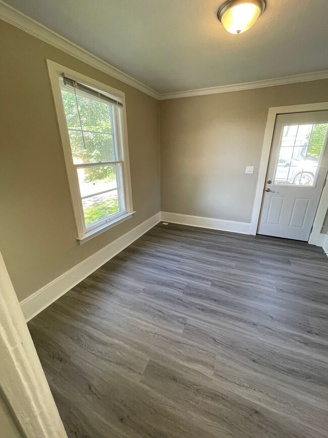 Building Photo - AVAILABLE NOW - NEWLY RENOVATED 1 BED 1 BATH