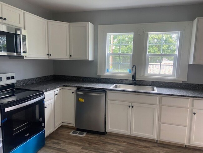 Building Photo - Mascot 37806 - Beautifully renovated 3 bed...