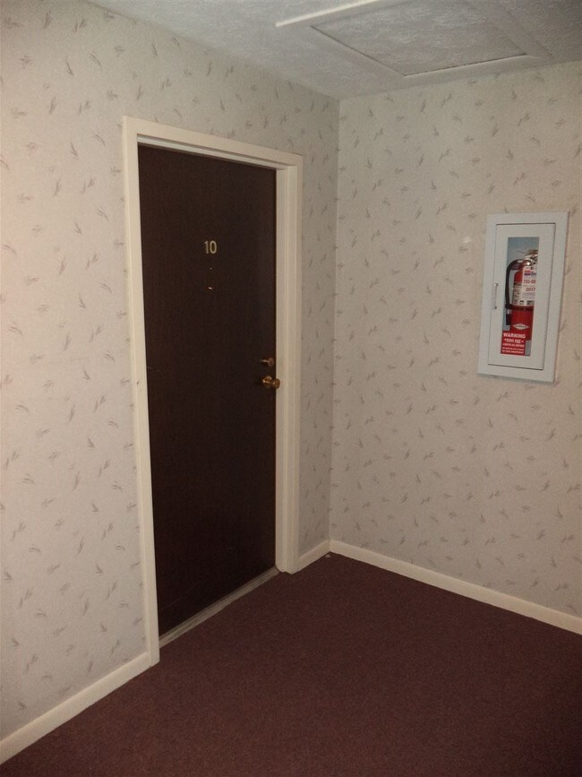 Building Photo - 10 Woodland Hills Dr