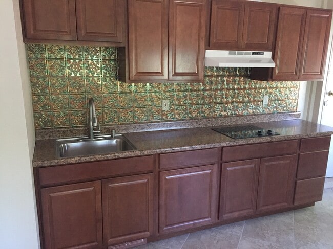 Building Photo - 875 S Arroyo Dr