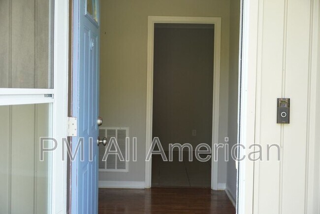 Foto del edificio - 622 Bedford Rd