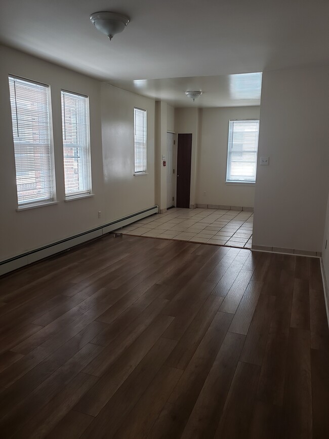 Foto del edificio - 5827 Rising Sun Ave