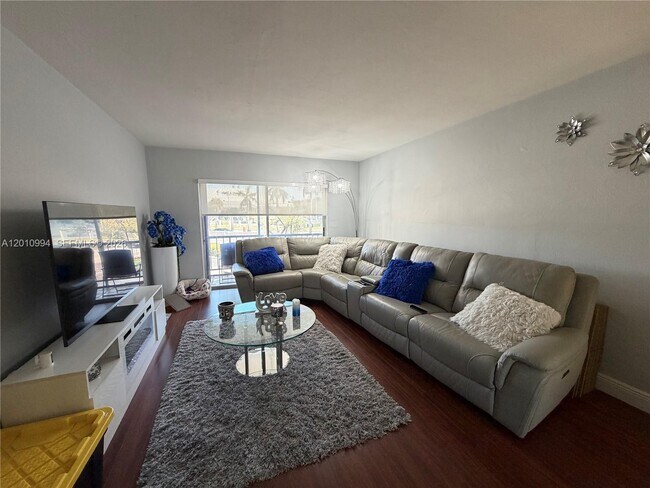 Foto del edificio - 7847 Miller Dr