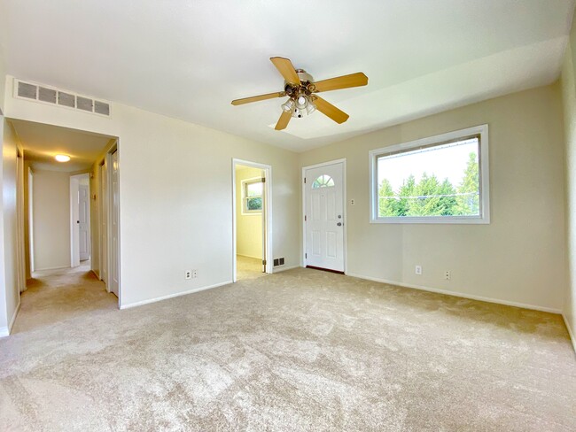 Living Room - 32435 Palmer Rd