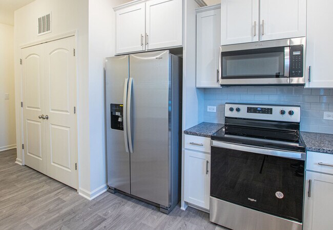Building Photo - BEAUTIFUL 3BD/2.5BTH Townhome - Belmont -A...