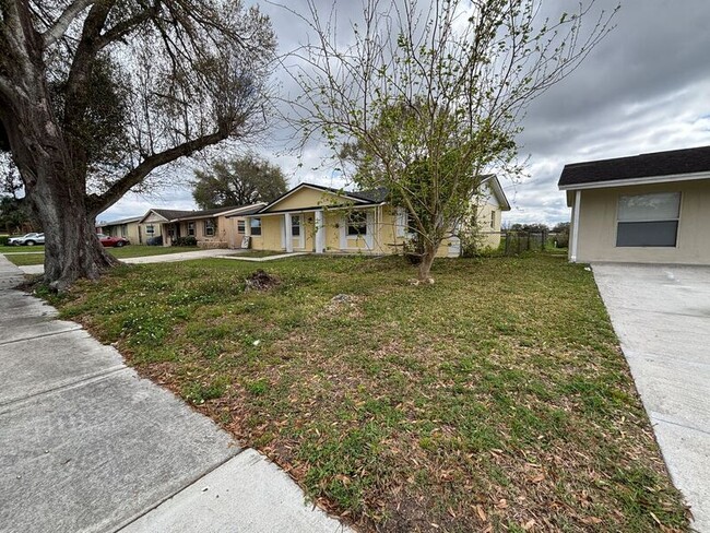 Building Photo - 4750 Miramar Rd
