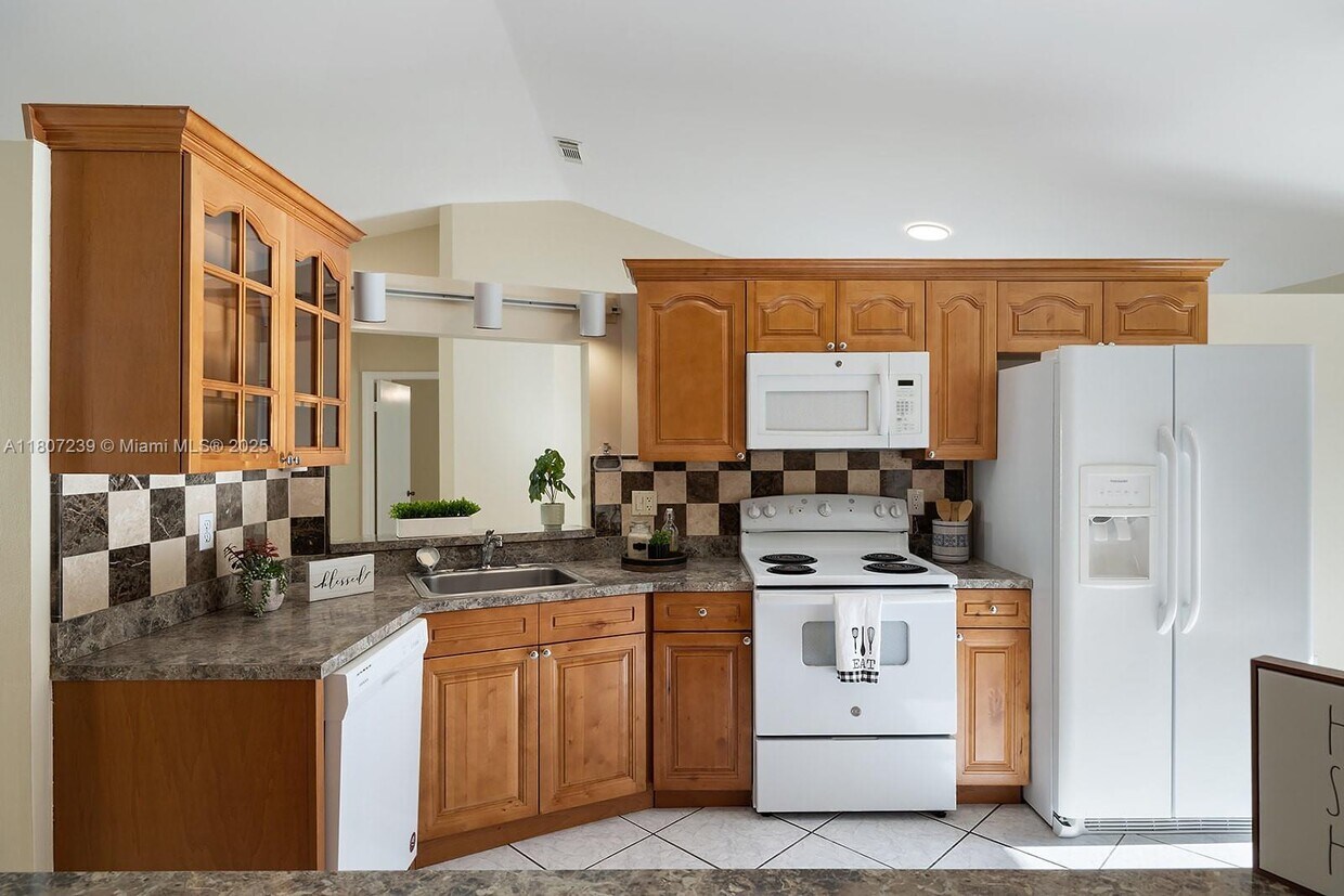 Foto principal - 20770 NW 1st St