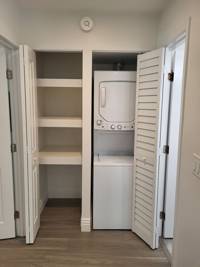 Interior Photo - 3550 Park