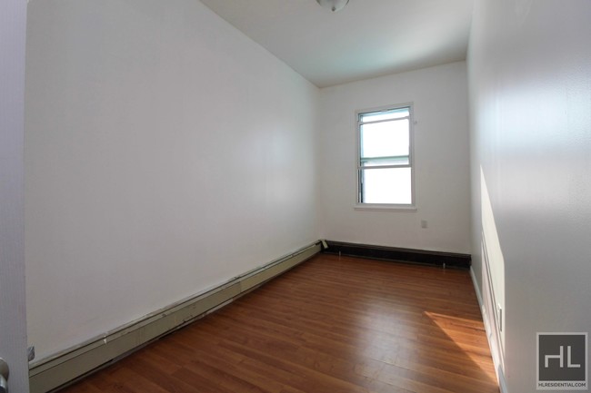 Building Photo - 4 Bedroom On 5th In Park Slope!