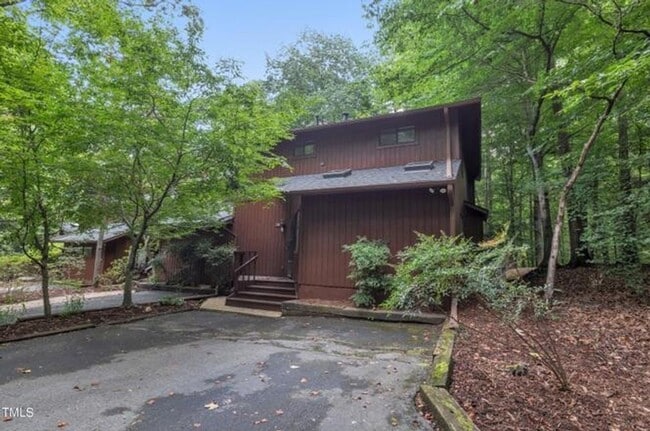 Building Photo - Spacious and Renovated 3BR Townhome in Cha...