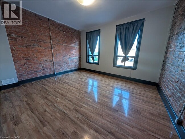 Building Photo - 473 King St W