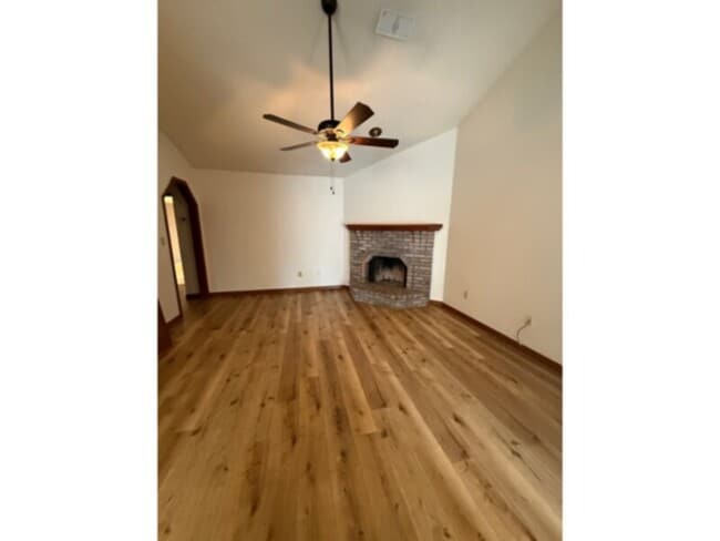 Building Photo - 2 Bedroom in Quiet Setting w/ Lawn Care &a...