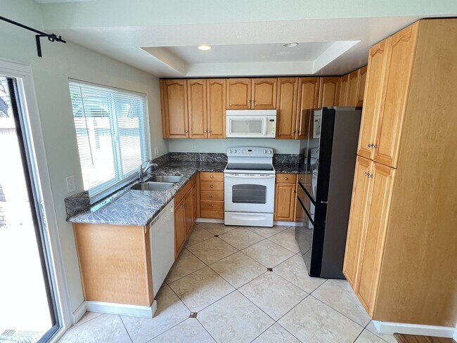 Foto del edificio - Fantastic 3 Bed 1.5 Bath End Unit Townhome in Orange!