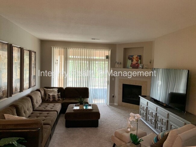 Building Photo - 2 Bed/2 Bath, 1183 Sqft - 8496 S Hoyt Way
