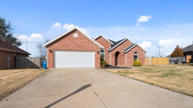 Foto del edificio - "Charming 3-Bedroom Bentonville Home with Granite Elegance and Cozy Fireplace!"