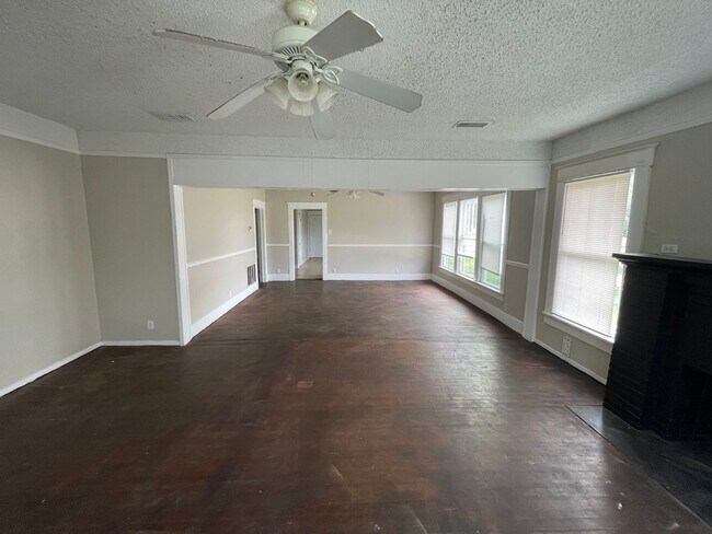Foto del edificio - Spacious 3 bedroom, 1 bath