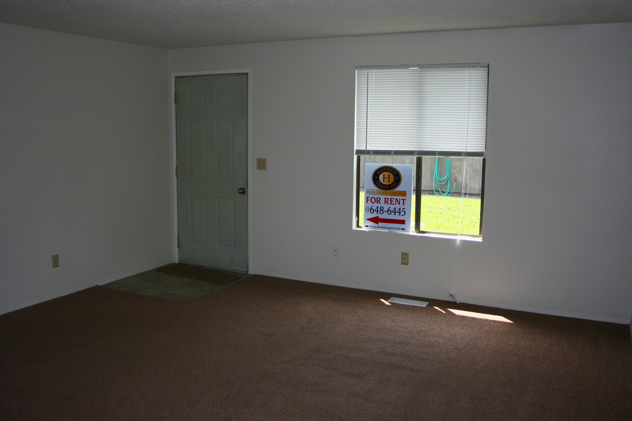 Building Photo - 2 bedroom 1 bath duplex