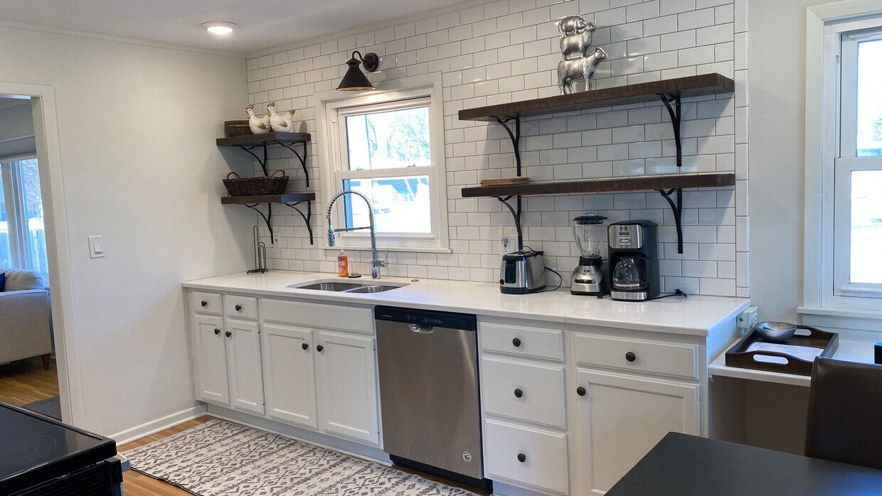 Foto principal - Bright and Cheery Remodeled Mid Century Home