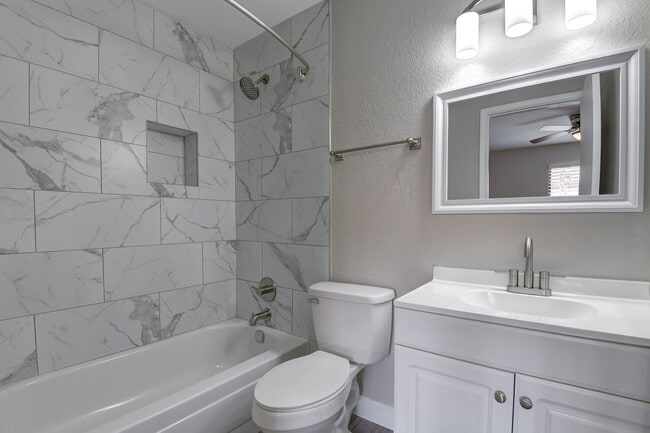 Foto del edificio - 853 Rock Springs Dr