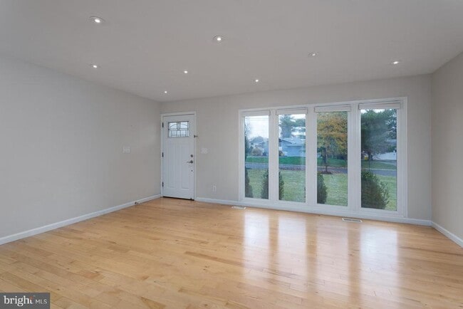 Building Photo - 384 Walnut Ln