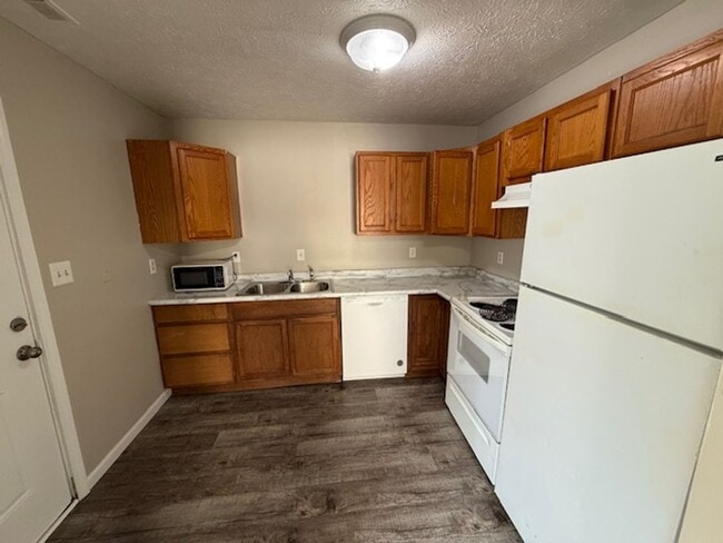 Building Photo - 4 Bedrooms with 2 full baths