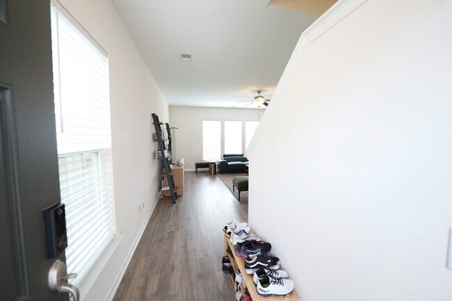 Foto del edificio - Coming Available!