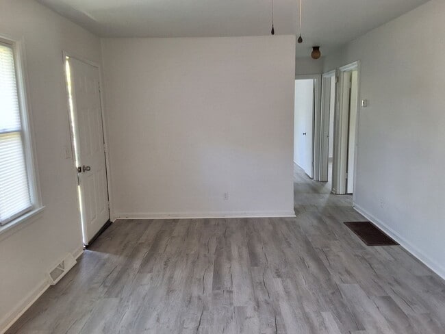 Building Photo - 504 Sunrise Ln