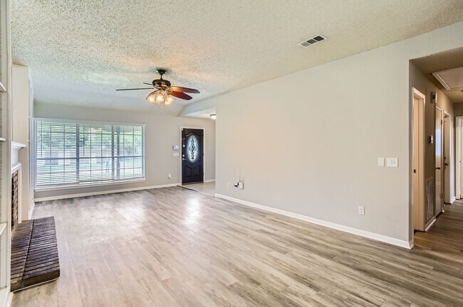 Building Photo - 11910 Yearling Dr