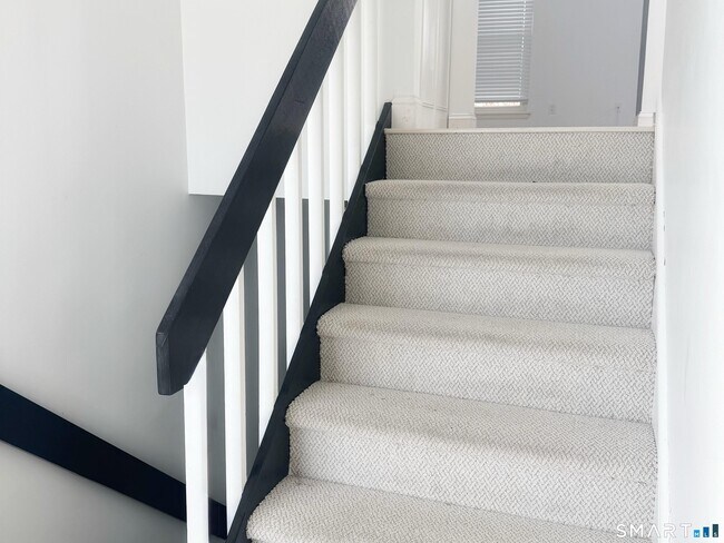 Building Photo - 10 Glenview Dr