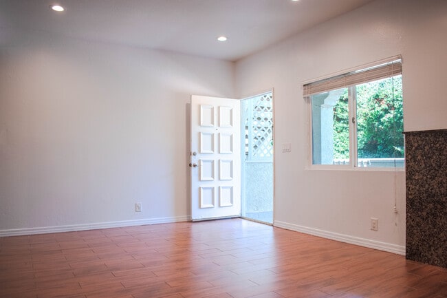Building Photo - 12 Andarrios
