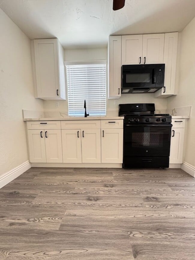 Building Photo - 2 Bedroom Bungalow in Simi Valley