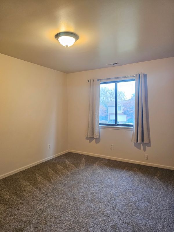 Foto del edificio - 29936 Utica Rd