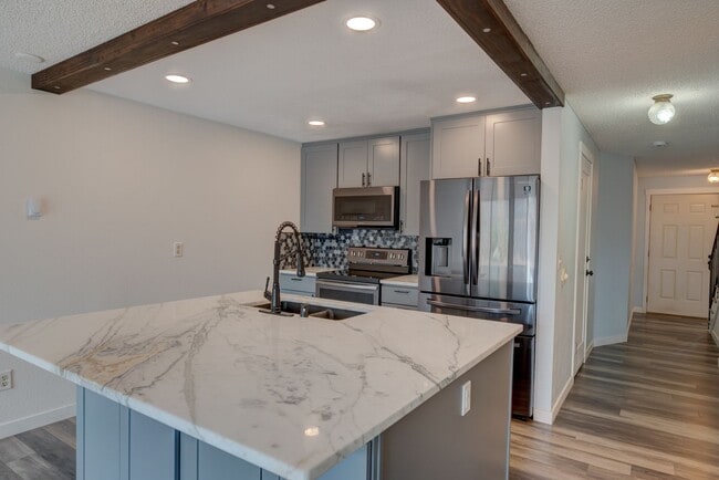 Building Photo - 2 bedroom/1.5 bathroom townhouse