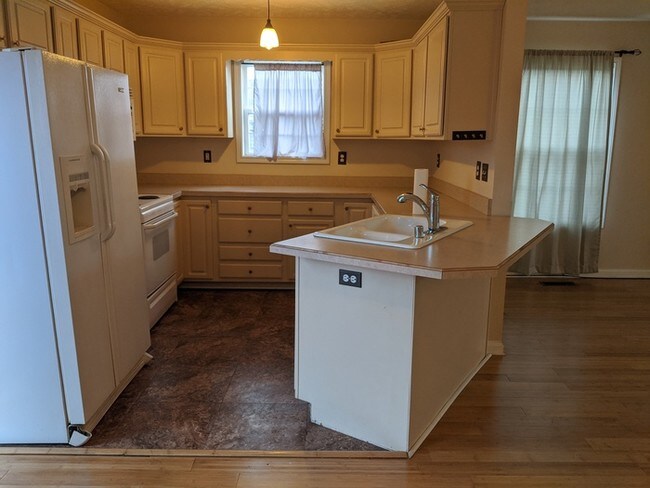 Foto del edificio - 4 Bedroom Home with Basement and Backyard