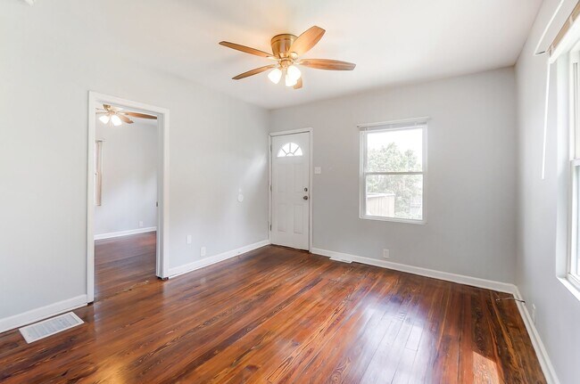 Building Photo - 2 Bedroom, 1 Bath