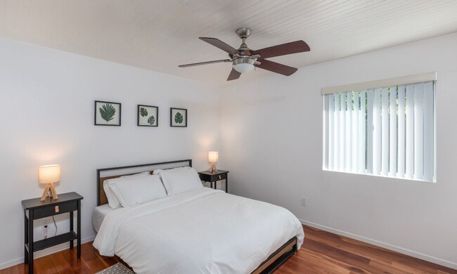 Building Photo - Fully Furnished + Stocked 2bed 1 bath Cent...