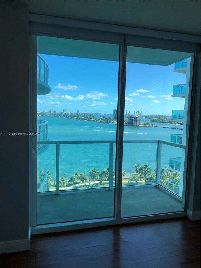 Foto del edificio - 1900 N Bayshore Dr