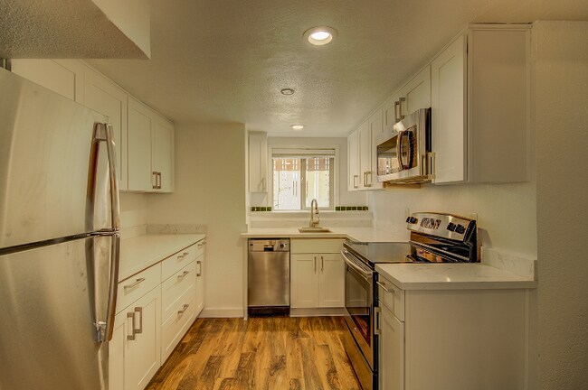 Building Photo - 512 N 79th St