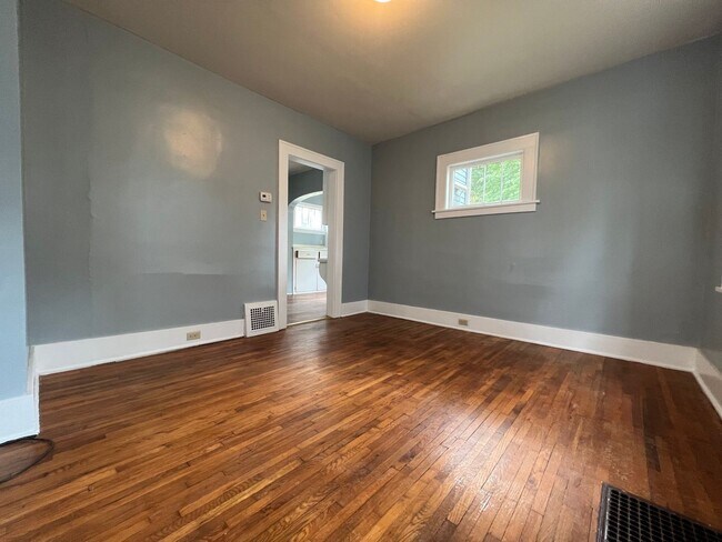 Building Photo - 3 br, 1 bath House - 1675 W 9th St