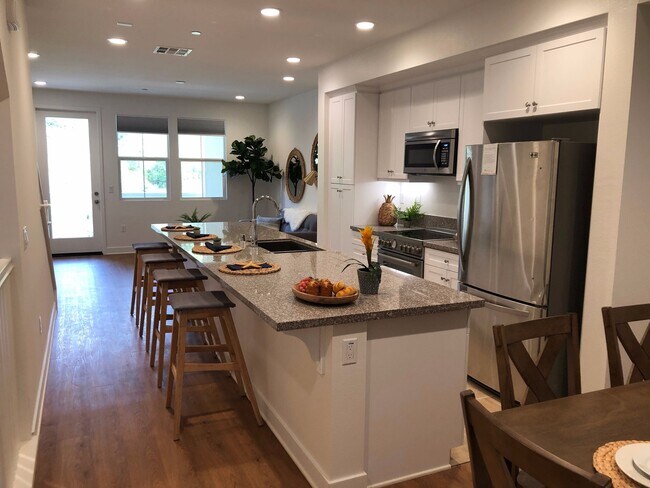 Foto del edificio - Gorgeous 4 bed/4 bath w/2 car garage in new community w/pool less than 1 mile to the beach!