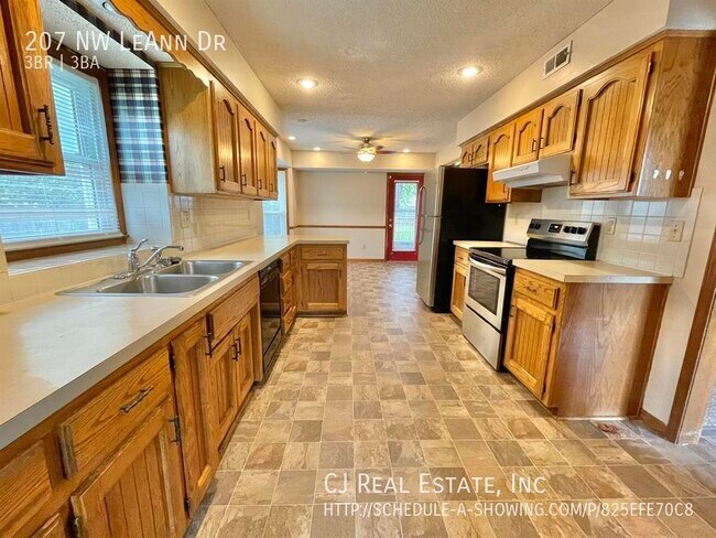 Building Photo - 207 NW Leann Dr