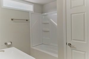Baño del nivel principal - 614 De Witt St