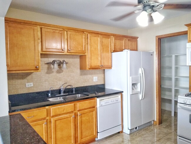 Kitchen - 220 Oak Knoll Ct