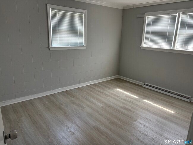 Foto del edificio - 832 Milford Point Rd