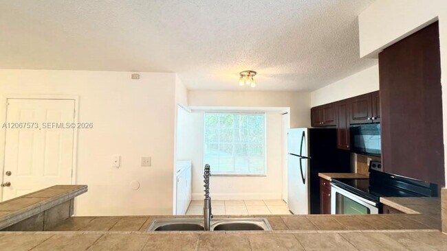 Foto del edificio - 1701 Village Blvd