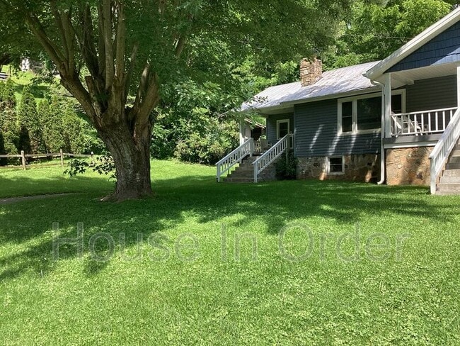 Building Photo - 431 White Oak Rd