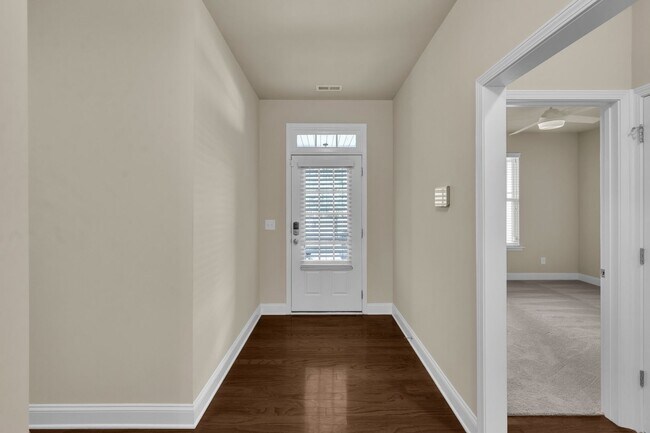 Building Photo - 4 Bedroom Home with 2 Car Garage & Fenced Yard!